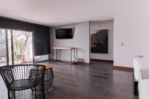 a living room with a table and chairs at Urban Puebla by Grupo Amber in Puebla