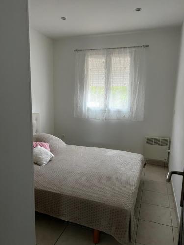 Photo de la galerie de l'établissement T2 avec terrasse à 2 mm a pied des calanques, à Carry-le-Rouet