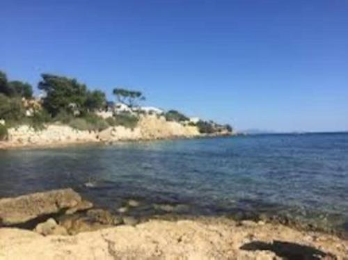 Photo de la galerie de l'établissement T2 avec terrasse à 2 mm a pied des calanques, à Carry-le-Rouet