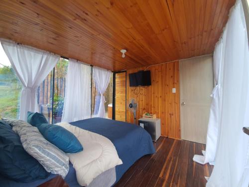 a bedroom with a bed and a television in it at Hotel & restaurante campestre la siria in San Juan de Rioseco 
