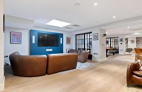 Televisyen dan/atau pusat hiburan di Modern 2 Bedroom Apartment in Central Croydon with Free Parking