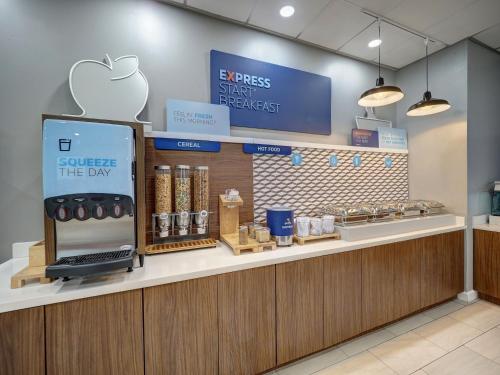 Příslušenství pro přípravu čaje a kávy v ubytování Holiday Inn Express Corpus Christi - Beachfront by IHG