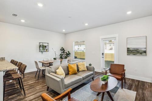 a living room with a couch and a table at LUXURY TOWNHOME NEAR DOWNTOWN AND PENSACOLA BEACH in Pensacola