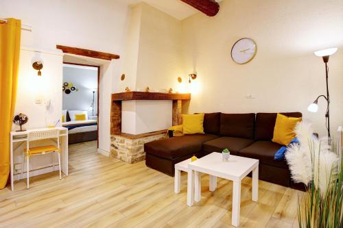 un salon avec un canapé et une table dans l'établissement Le Soleil Bleu, à Nîmes