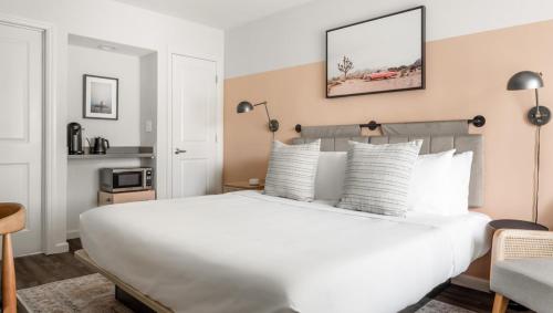 Postel nebo postele na pokoji v ubytování Leland Hotel Palo Alto