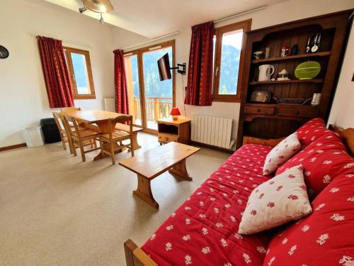 un salon avec un canapé rouge et une table dans l'établissement Les Chalets D'arrondaz - 3 pièces 4/6 personnes MAE-9544, à Modane