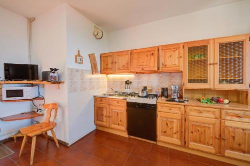 Η κουζίνα ή μικρή κουζίνα στο Charming Magognino Stresa Hills Lake View - Happy Rentals