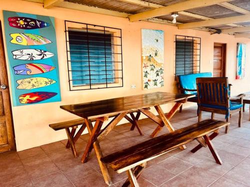 una sala da pranzo con tavolo in legno e panca di Sihua Escape a Teotepeque