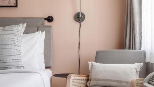Postel nebo postele na pokoji v ubytování Leland Hotel Palo Alto