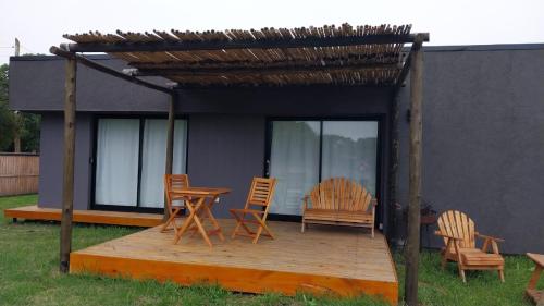 チャパドマラルにあるLa Surfina en Chapadmalalのパーゴラ(椅子、テーブル付)