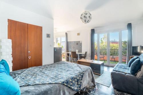 une chambre avec un grand lit et un canapé dans l'établissement Appartement Le Kid, à Sanary-sur-Mer