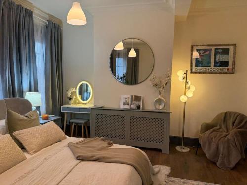 Postel nebo postele na pokoji v ubytování Luxury 3BR in Tunbridge Wells