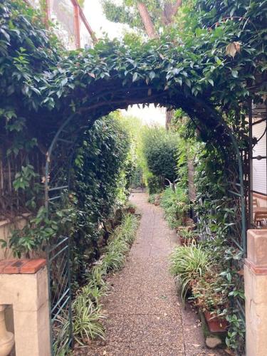 une arche couverte de lierre dans un jardin dans l'établissement Centre-ville de Cannes 100 m mer, à Cannes