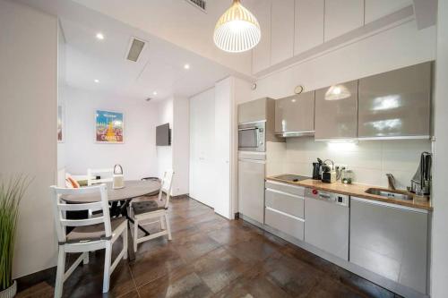 une cuisine avec une table et une salle à manger dans l'établissement Centre-ville de Cannes 100 m mer, à Cannes