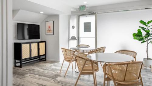 TV a/nebo společenská místnost v ubytování Leland Hotel Palo Alto