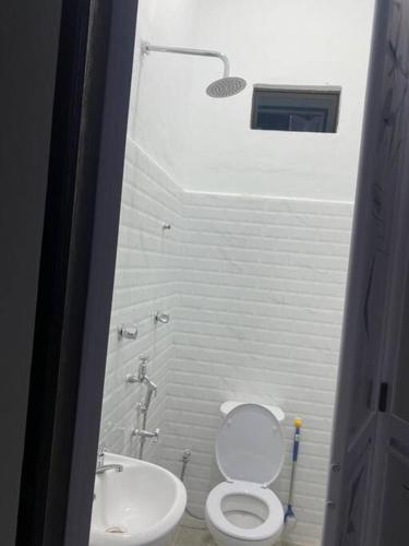 un baño con inodoro y lavabo en Rina Homestay 2, en Kuala Terengganu