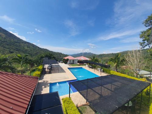 an overhead view of a swimming pool with mountains in the background at Hotel & restaurante campestre la siria in San Juan de Rioseco 