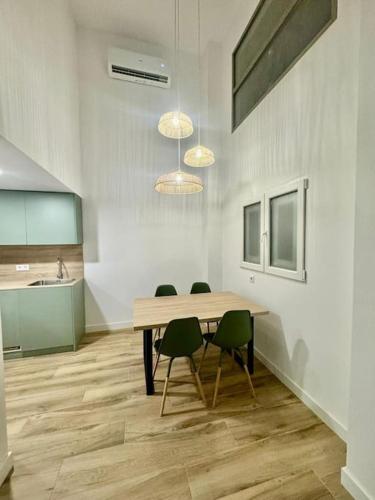 comedor con mesa y 4 sillas en Gran apartamento a pie de calle, en Valencia