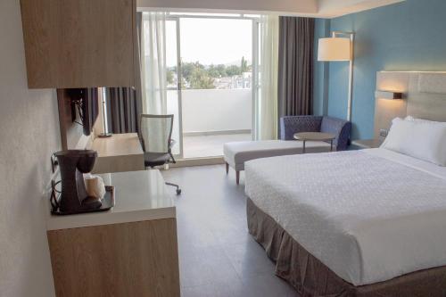 Ένα ή περισσότερα κρεβάτια σε δωμάτιο στο Holiday Inn Express Guadalajara Expo by IHG