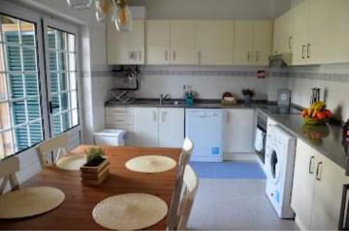 una cucina con un tavolo di legno e una sala da pranzo di Ocean House Relax, Nature & Fun a Santo Isidoro