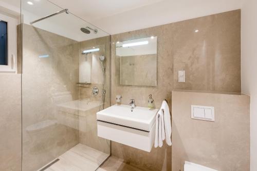 Ένα μπάνιο στο Apartments 01 Promajna