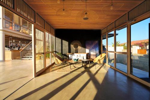 a large living room with a table and chairs at Norte Suites Boutique in Los Órganos