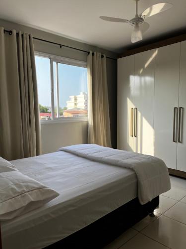 Katil atau katil-katil dalam bilik di Apartamento completo a 2 min à pé da praia