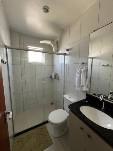 Bilik mandi di Apartamento completo a 2 min à pé da praia