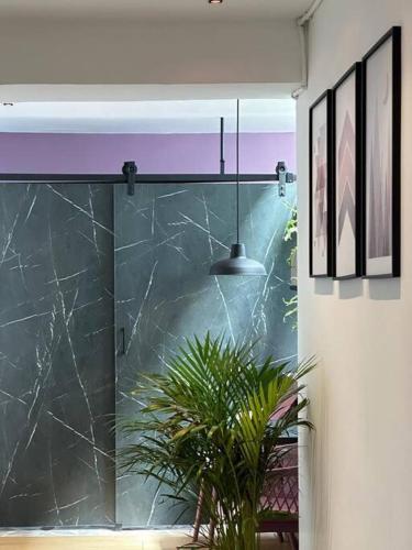 a room with a marble wall and a potted plant at Apto de lujo con jacuzzi in Santa Rosa de Cabal