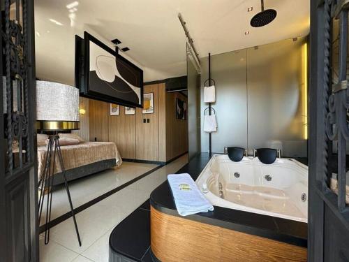 a room with a bath tub and a bed at Apto de lujo con jacuzzi in Santa Rosa de Cabal