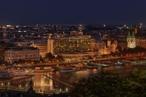 Nespecifikovaný výhled na destinaci Budapešť nebo výhled na město při pohledu z hotelu
