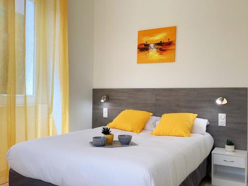 Giường trong phòng chung tại Appartement Stella 95 m2 climatisé parking proche Sanctuaires