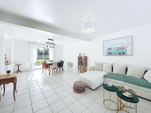 un salon avec un canapé et une table dans l'établissement Lagadenn jolie maison T4 terrasse jardin clos, à Plozévet