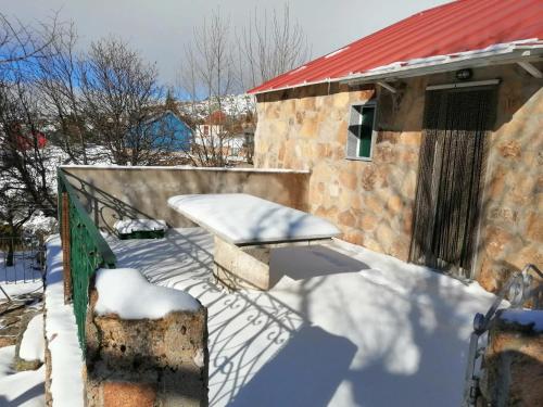 Το Comfortable house in Cortes do Meio with garden τον χειμώνα