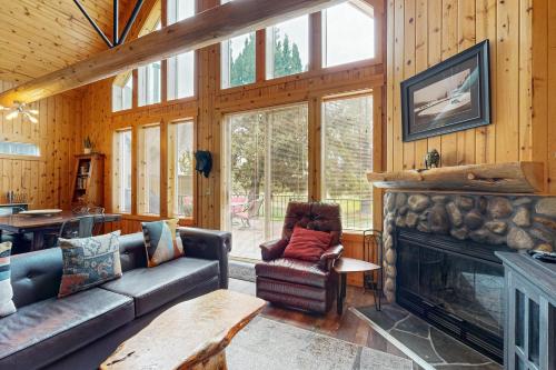ein Wohnzimmer mit einem Kamin in einer Hütte in der Unterkunft Eagle Crest Elegance in Redmond