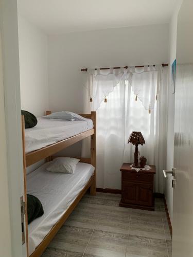Katil atau katil-katil dalam bilik di Apartamentos Colibrí