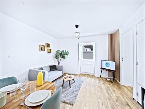 un salon avec un canapé et une télévision dans l'établissement Ty Podic, à Brest