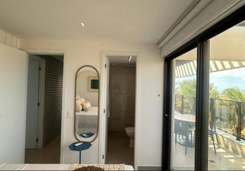 サン・ミゲル・ド・ゴストーゾにあるNovo Oásis em Gostoso Jacuzzi, Rooftop e Vista Incrívelのバスルーム(鏡付)、トイレが備わります。