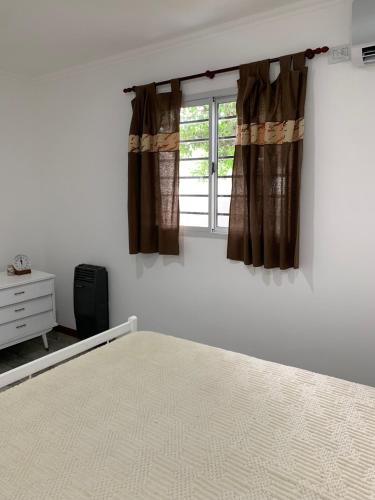 Katil atau katil-katil dalam bilik di Apartamentos Colibrí