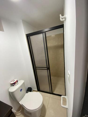 a bathroom with a toilet and a walk in shower at Amplio apartamento 806 in Armenia