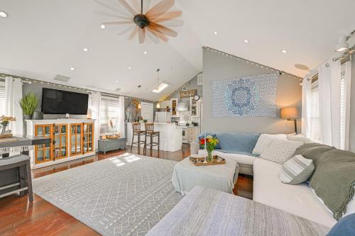 Dapur atau dapur kecil di Walk to Ocean Pet-Friendly Home in Long Beach!
