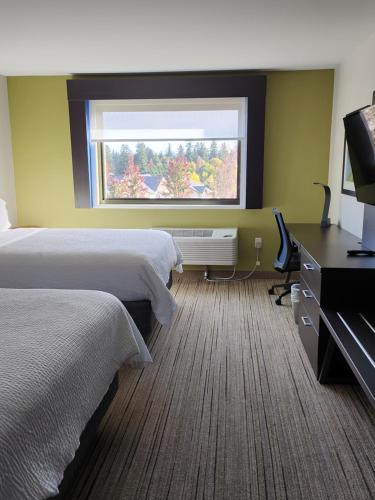 a hotel room with two beds and a window at Holiday Inn Express & Suites - Camas by IHG in Camas