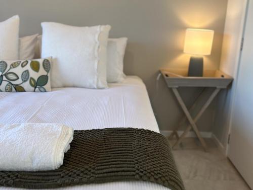 TarrasTarras Serenity Haven - Mountain Views and Calm的一间卧室配有一张带台灯的床铺,
