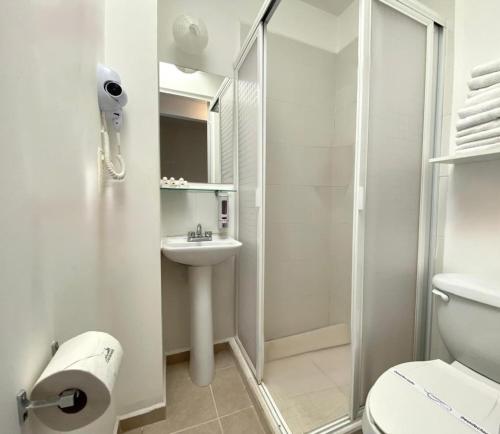 a bathroom with a shower and a toilet and a sink at LA CASABONITA vistalberca AirA in Alpuyeca
