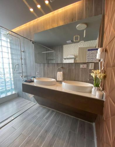 a bathroom with two sinks and a large mirror at Mantra Hotel Boutique in Santa Marta