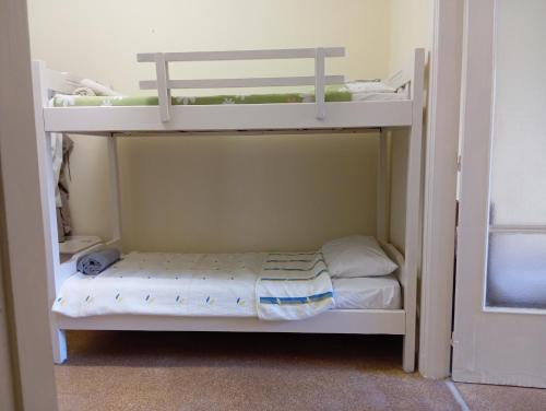 Bunk bed in dorm 5' from metro