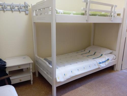 Bunk bed in dorm 5' from metro