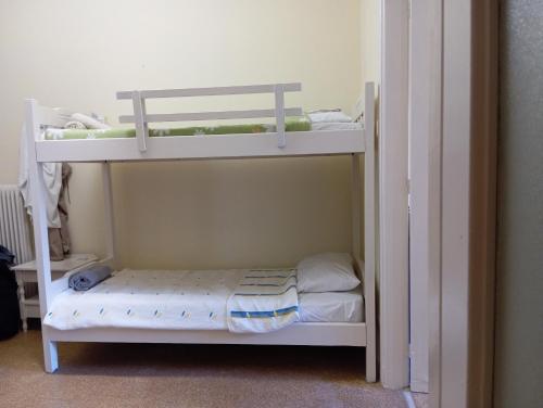 Bunk bed in dorm 5' from metro