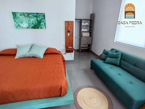 El SargentoにあるIncreíble Casa Piedraのベッドとソファのある寝室