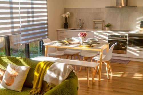 Η κουζίνα ή μικρή κουζίνα στο 3 bed home with pool table, near Westfield Mall